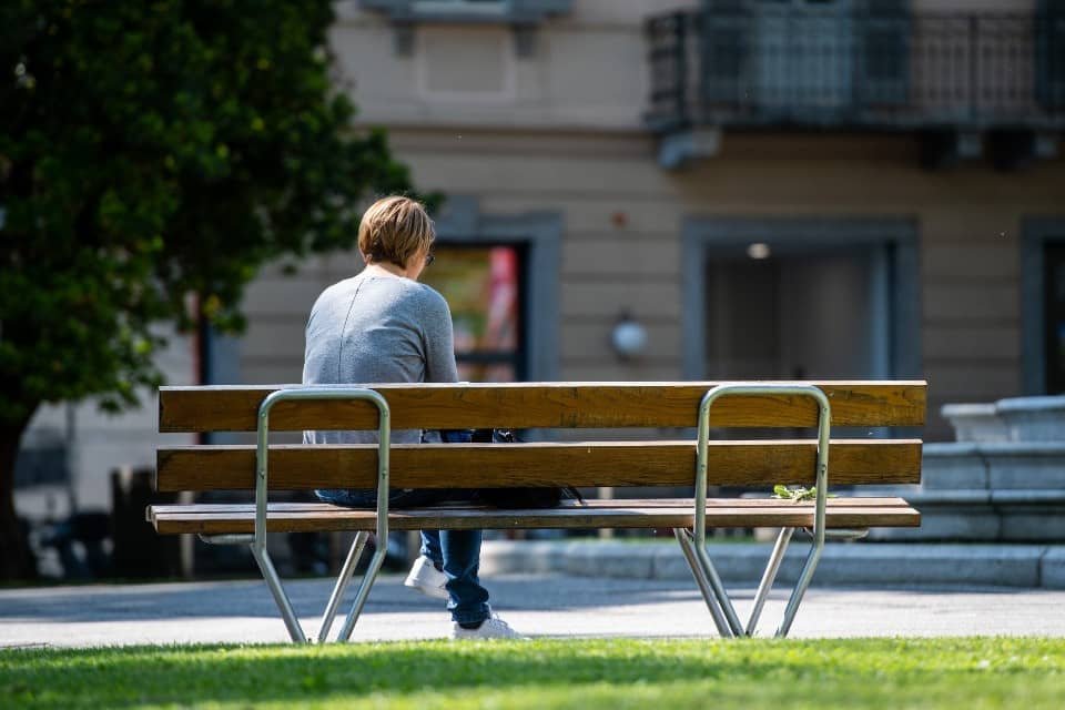 Il Silenzioso Dilemma Economico degli Over-45 Senza Figli e senza Lavoro Stabile